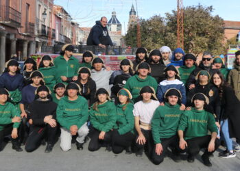 Gran respuesta popular en el ensayo solidario de la cofradía de la Esperanza en Peñaranda con una recogida de alimentos