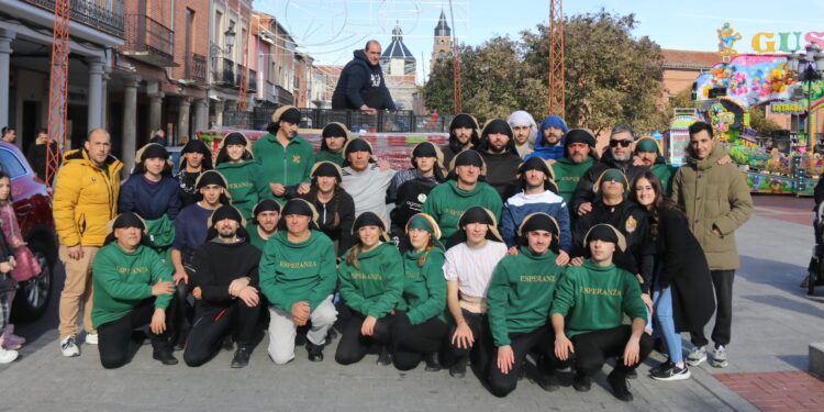 Gran respuesta popular en el ensayo solidario de la cofradía de la Esperanza en Peñaranda con una recogida de alimentos