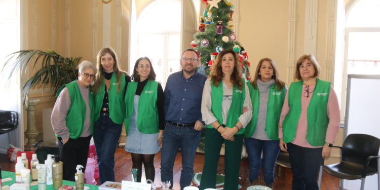 El rastrillo a beneficio de la Asociación Española Contra el Cáncer finaliza en Peñaranda con éxito de público y ventas
