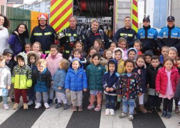«Los Bomberos y la Policía han venido a mi cole»: así ha sido el simulacro de incendio en el Severiano Montero de Peñaranda