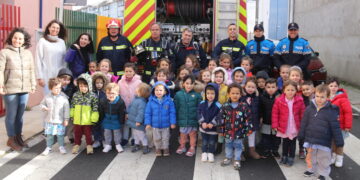 «Los Bomberos y la Policía han venido a mi cole»: así ha sido el simulacro de incendio en el Severiano Montero de Peñaranda