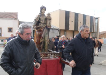 Pocos pero bien avenidos en Moríñigo donde sus vecinos no renuncian a celebrar la fiesta en honor de Santa Bárbara