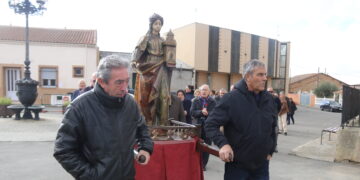 Pocos pero bien avenidos en Moríñigo donde sus vecinos no renuncian a celebrar la fiesta en honor de Santa Bárbara