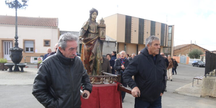 Pocos pero bien avenidos en Moríñigo donde sus vecinos no renuncian a celebrar la fiesta en honor de Santa Bárbara