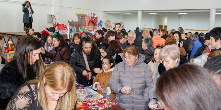 Rotundo éxito de público y ventas en el mercadillo navideño de Villoria organizado a favor de la asociación Pyfano