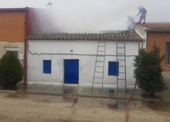 Vecinos y Bomberos del parque de Peñaranda logran sofocar el incendio declarado en una casa de la calle Triana en Rágama