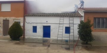 Vecinos y Bomberos del parque de Peñaranda logran sofocar el incendio declarado en una casa de la calle Triana en Rágama