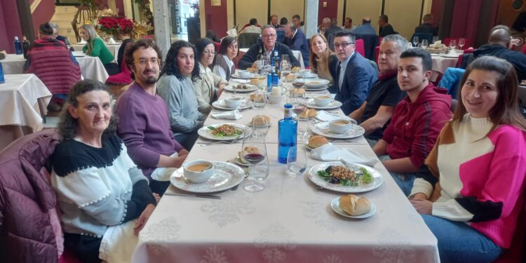 Los alumnos y personal docente de la Acción de Formación y Empleo de Pintura de Babilafuente celebran su comida navideña