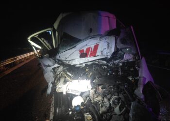 Aparatoso accidente en la autovía A-50 con una colisión por alcance entre una furgoneta y un camión que dejó un herido