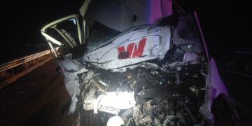 Aparatoso accidente en la autovía A-50 con una colisión por alcance entre una furgoneta y un camión que dejó un herido
