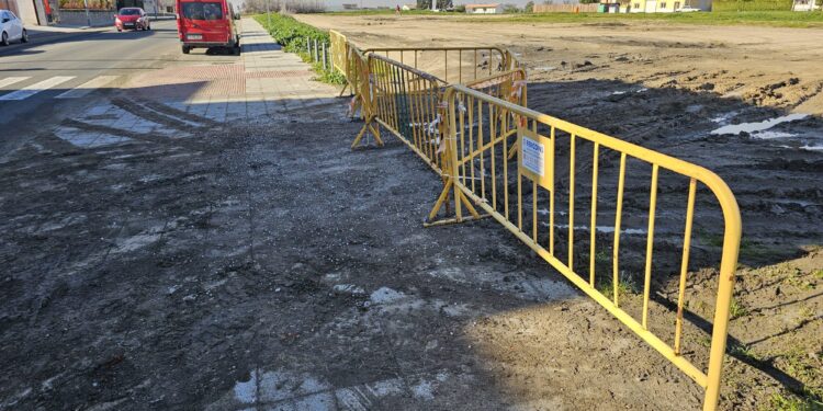 Restringido el acceso para aparcar en la Era de los Guardias en Peñaranda tras dejar la acera intransitable para los peatones