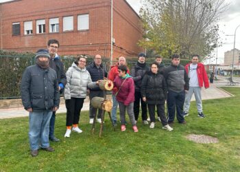 Acopedis y Acomunidad decoran Peñaranda con sus originales creaciones navideñas, entre ellas varios renos de madera