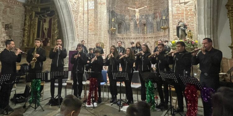 Aldeaseca de la Frontera disfruta del brillante concierto a cargo de la Escuela de Dulzaina y Percusión Tradicional de Macotera