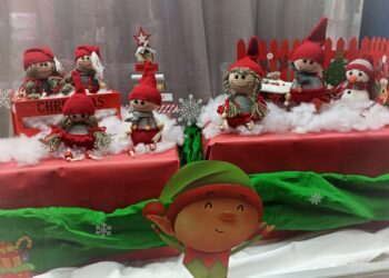 Un portal de Belén y unos curiosos duendes amigurumis que nacen de las manos de la peñarandina Artura Colino