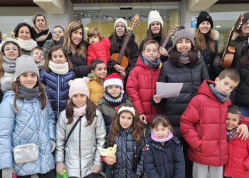 La rondalla de Babilafuente alegra la tarde de la Nochebuena con sus villancicos populares en un recorrido por la localidad