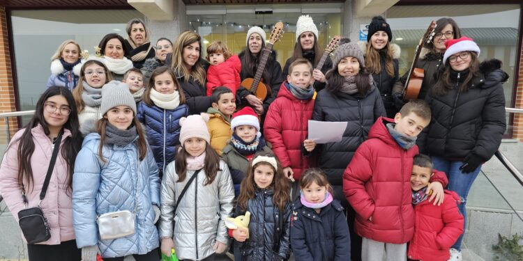 La rondalla de Babilafuente alegra la tarde de la Nochebuena con sus villancicos populares en un recorrido por la localidad