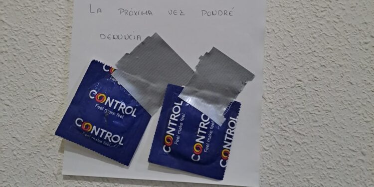 Una concejala del PSOE en Babilafuente denuncia la aparición de condones picados en el buzón de su casa en la localidad