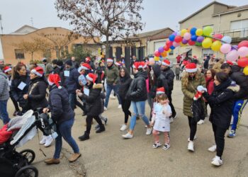 Gorros de Papá Noel, globos y mucho ambiente navideño en la nueva edición de la Carrera del Turrón celebrada en Babilafuente