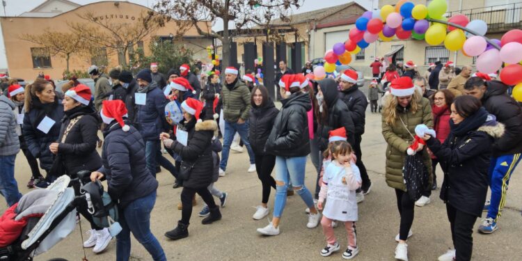 Gorros de Papá Noel, globos y mucho ambiente navideño en la nueva edición de la Carrera del Turrón celebrada en Babilafuente