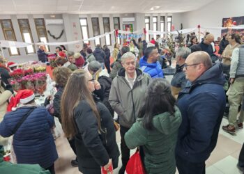 Gran respuesta del público de Las Villas a la chocolatada solidaria y al mercadillo navideño en el multiusos de Babilafuente