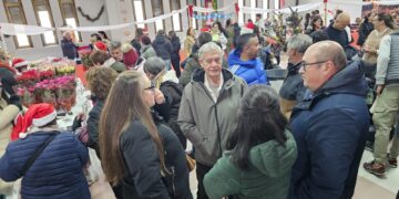 Gran respuesta del público de Las Villas a la chocolatada solidaria y al mercadillo navideño en el multiusos de Babilafuente