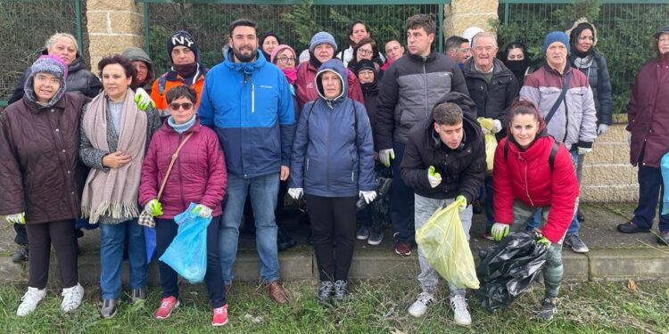 Floja respuesta a la jornada «Basuraleza» en el parque El Inestal de Peñaranda al convocarse en la mañana de un día laborable
