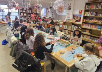 La animación navideña a la lectura llena un año más de niños y niñas la sala infantil de la biblioteca municipal de Peñaranda