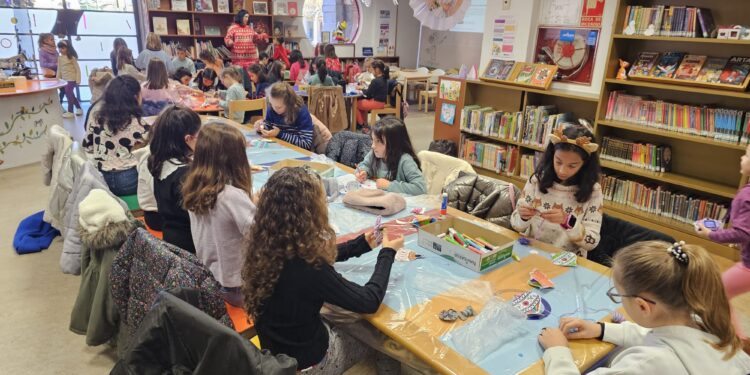 La animación navideña a la lectura llena un año más de niños y niñas la sala infantil de la biblioteca municipal de Peñaranda