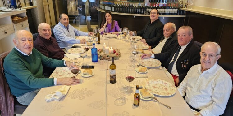 Peñarandinos compartiendo mesa, mantel y buena gastronomía en el restaurante Las Cabañas en vísperas de las fiestas navideñas