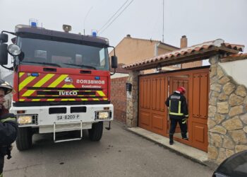Bomberos y Guardia Civil intervienen en el incendio declarado en la chimenea de una vivienda en El Campo de Peñaranda