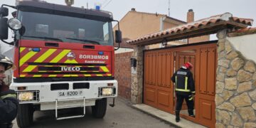 Bomberos y Guardia Civil intervienen en el incendio declarado en la chimenea de una vivienda en El Campo de Peñaranda