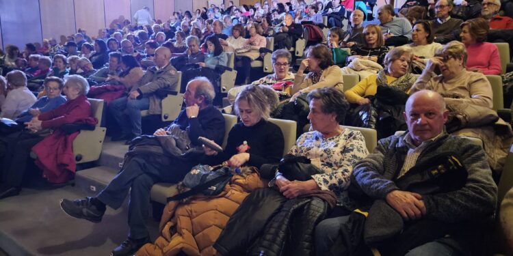 Peñaranda vive sus «tañidos» por adelantado con una actividad que logra llenar el teatro del Centro de Desarrollo Sociocultural