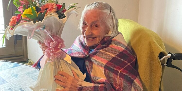 Fredesvinda Hernández Vaquero se estrena como centenaria en Palaciosrubios y celebra ilusionada su primer siglo de vida