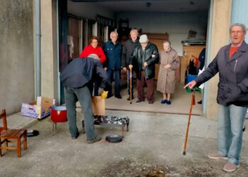 Los mayores de la residencia El Cerro disfrutan en Macotera de una castañada acompañada de música y bailes