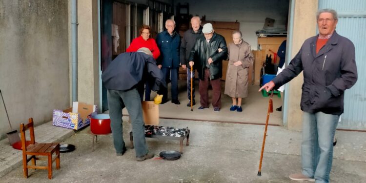 Los mayores de la residencia El Cerro disfrutan en Macotera de una castañada acompañada de música y bailes