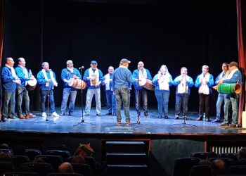La comparsa peñarandina pone la banda sonora de la Navidad con su tradicional concierto en el centenario teatro Calderón