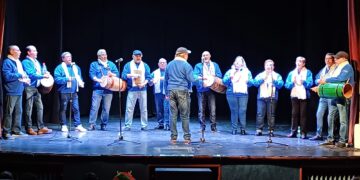 La comparsa peñarandina pone la banda sonora de la Navidad con su tradicional concierto en el centenario teatro Calderón