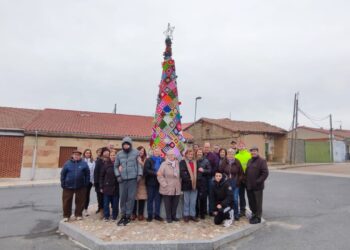 Mujeres de Cordovilla crean un árbol navideño con labores de ganchillo que ya decora la plaza y llena de ambiente la localidad
