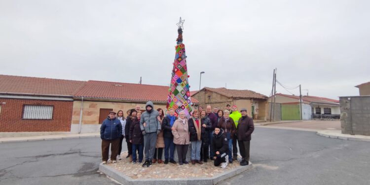 Mujeres de Cordovilla crean un árbol navideño con labores de ganchillo que ya decora la plaza y llena de ambiente la localidad
