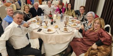 Los peñarandinos «ausentes» vuelven a casa por Navidad y viven una emotiva jornada de confraternidad llena de reencuentros