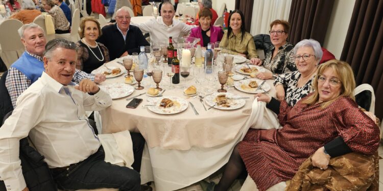 Los peñarandinos «ausentes» vuelven a casa por Navidad y viven una emotiva jornada de confraternidad llena de reencuentros