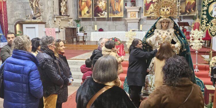 Peñaranda celebra la fiesta de la Expectación de la Virgen con la imagen de la Esperanza expuesta para el tradicional besamanos
