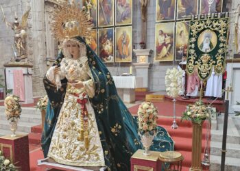 Peñaranda celebra la fiesta de la Expectación de la Virgen con la imagen de la Esperanza expuesta para el tradicional besamanos