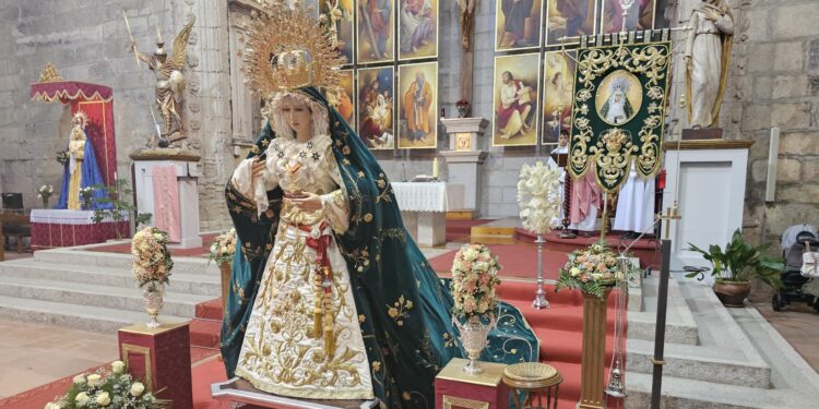 Peñaranda celebra la fiesta de la Expectación de la Virgen con la imagen de la Esperanza expuesta para el tradicional besamanos