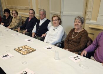 Los mayores de Peñaranda celebran su tradicional fiesta de Navidad con una invitación en el centro social seguida de baile