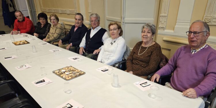 Los mayores de Peñaranda celebran su tradicional fiesta de Navidad con una invitación en el centro social seguida de baile