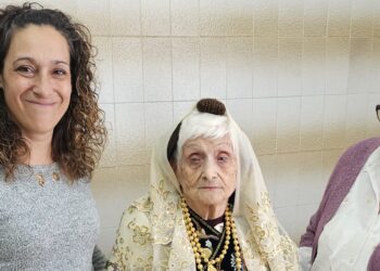 Guadalupe Durán Alonso cumple su ilusión de convertirse en centenaria luciendo el traje charro que ella misma bordó