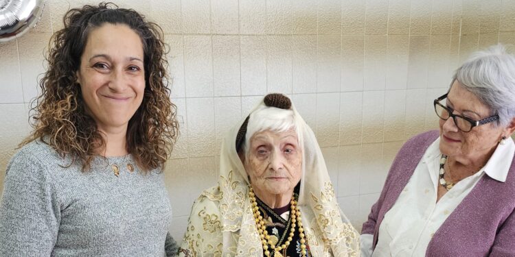 Guadalupe Durán Alonso cumple su ilusión de convertirse en centenaria luciendo el traje charro que ella misma bordó