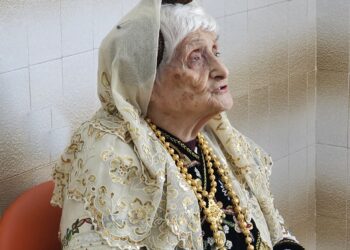 Guadalupe Durán Alonso cumple su ilusión de convertirse en centenaria luciendo el traje charro que ella misma bordó