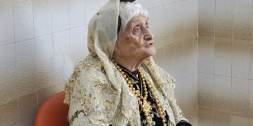 Guadalupe Durán Alonso cumple su ilusión de convertirse en centenaria luciendo el traje charro que ella misma bordó